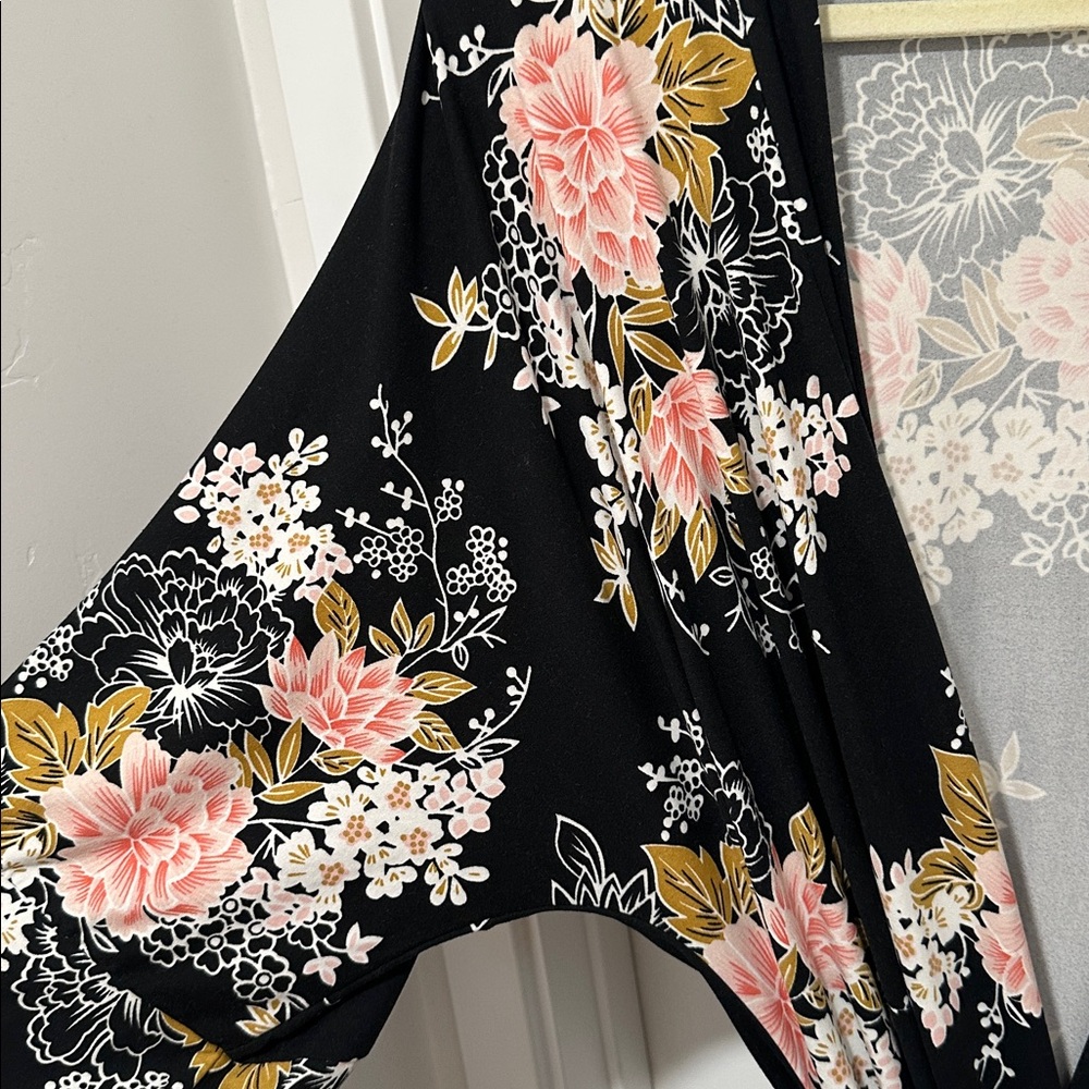 Cozy & Comfy Floral Robe in Black and Pink - Picture 2 of 5